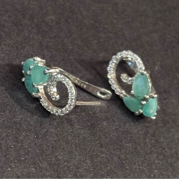 Elegant Silver and Emeralds Earrings - Picture 5 of 7